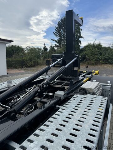 Roll-off tipper Fuso Canter 9C18 Abrollkipper GSR2