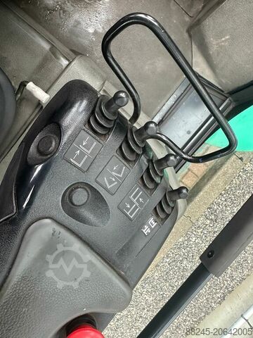 VS-22526 LPG triplex 5-ton forklift Mitsubishi FG50K with 2 fork positioner MITSUBISHI FG50K 2