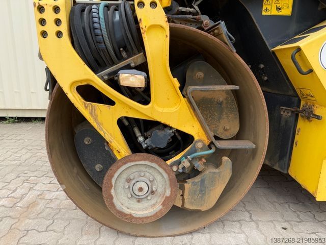 Single drum roller BOMAG BW174AP-4 AM / 2011 BJ / Streuer