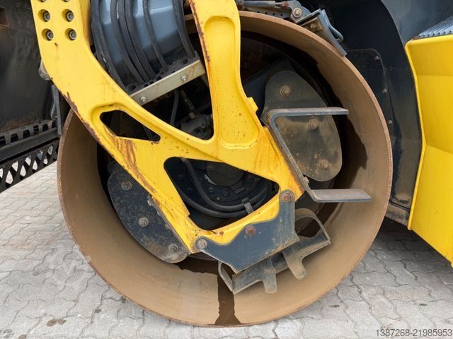 Single drum roller BOMAG BW174AP-4 AM / 2011 BJ / Streuer
