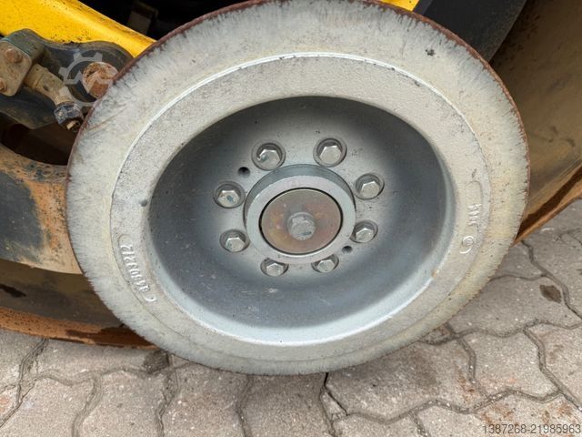 Single drum roller BOMAG BW174AP-4i AM / 2015 BJ / Streuer