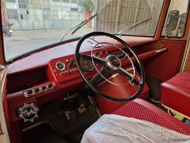 Kleinbus MERCEDES-BENZ Vorgänger Sprinter O 319 Samba mit Faltdach AC