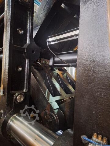 Injection molding machine CHEN HSONG JM1200-C3-SVP/2