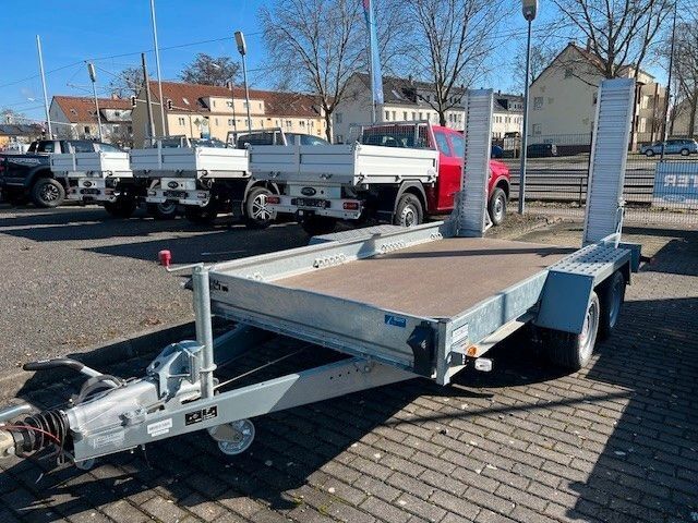 Arbeitsbühne Anhänger STEMA BMAT   Baumaschinenanhänger 100kmh