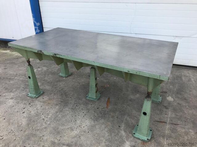 Straightening and welding plate made of cast steel and cast iron, heavily ribbed, formerly used as a  2000x1000