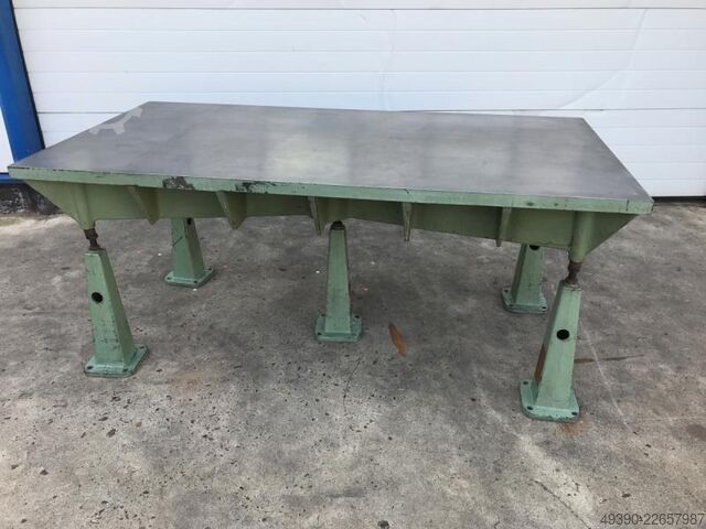 Straightening and welding plate made of cast steel and cast iron, heavily ribbed, formerly used as a  2000x1000
