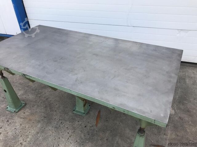 Straightening and welding plate made of cast steel and cast iron, heavily ribbed, formerly used as a  2000x1000