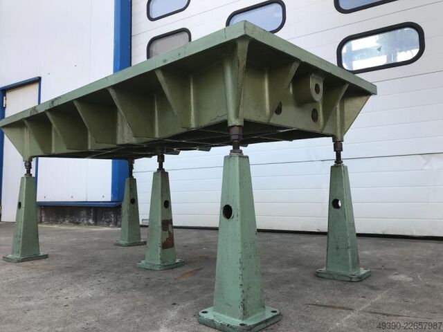 Straightening and welding plate made of cast steel and cast iron, heavily ribbed, formerly used as a  2000x1000