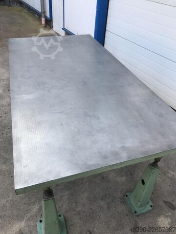 Straightening and welding plate made of cast steel and cast iron, heavily ribbed, formerly used as a  2000x1000