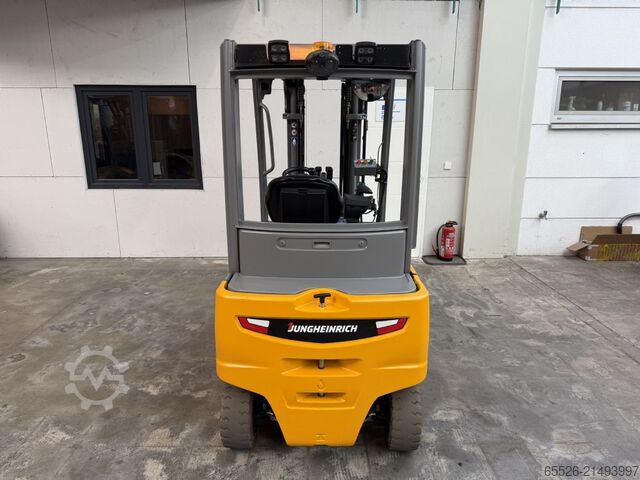 Elektro 4 Rad-Stapler Jungheinrich EFG 320 / AKKU 2019 - 82 %