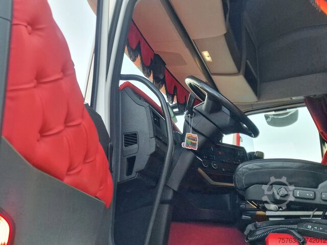 Viehtransport Volvo FH 13.500 XL 6x2 - Pezzaioli livestock 3 deck +...
