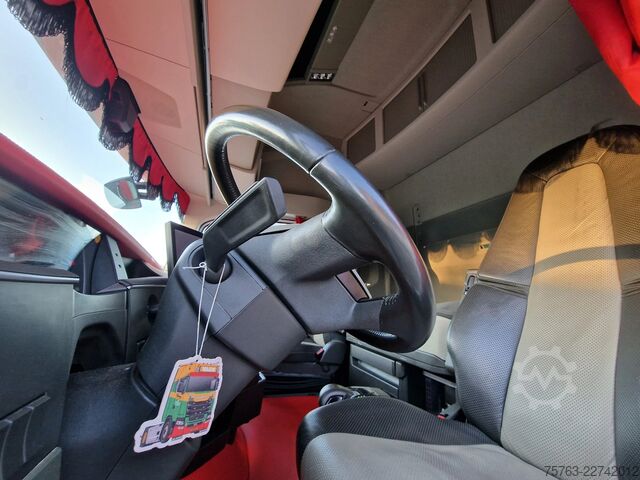 Viehtransport Volvo FH 13.500 XL 6x2 - Pezzaioli livestock 3 deck +...
