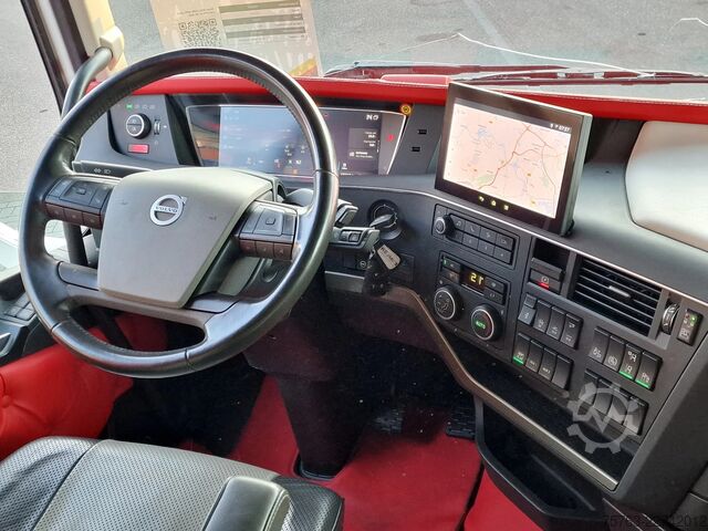Viehtransport Volvo FH 13.500 XL 6x2 - Pezzaioli livestock 3 deck +...