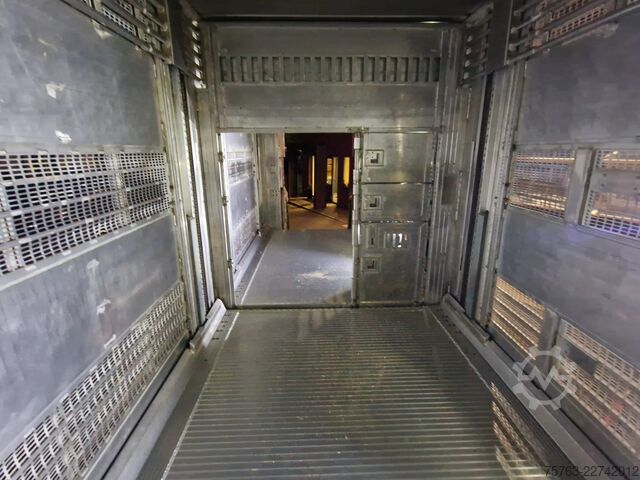 Viehtransport Volvo FH 13.500 XL 6x2 - Pezzaioli livestock 3 deck +...