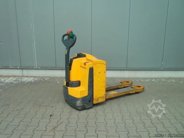 Electric low-lift pallet truck JUNGHEINRICH EJE 220
