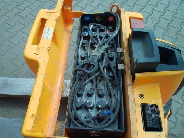 Electric low-lift pallet truck JUNGHEINRICH EJE 220