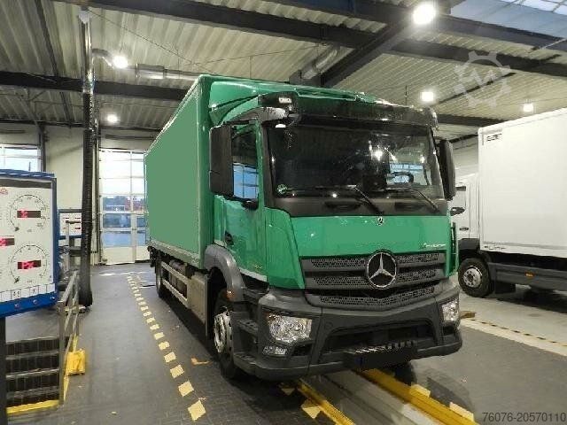 Box truck MERCEDES-BENZ 1824 L Koffer 7.2 SeitentĂźr LBW 2t Kamera