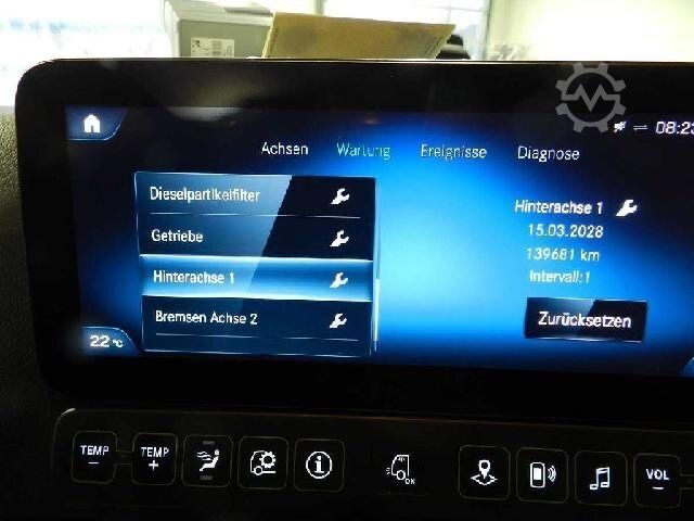 Box truck MERCEDES-BENZ 1824 L Koffer 7.2 SeitentĂźr LBW 2t Kamera