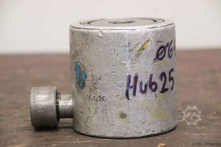 Short-stroke heavy-duty cylinder 20 t Lukas Hub 25 mm
