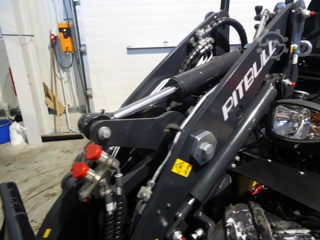 Hoflader Pitbull Pitbull X27-26 mit Linde Hydrostat