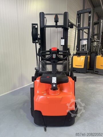 SWE 120 XR * DEMO !! REACH-MAST + Neigbare Gabeln + Seitenschieber !! TOYOTA SWE 120 XR * DEMO !! REACH - MAST + Tilting Forks + S.S. !!