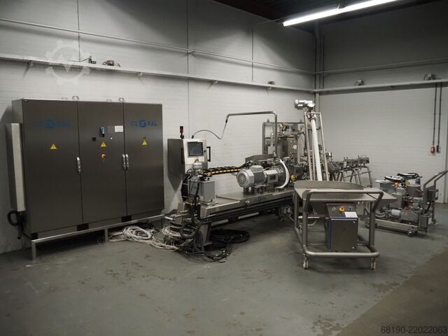 Twin-screw extruder Clextral Evolum EV032 M