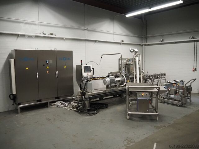 Twin-screw extruder Clextral Evolum EV032 M