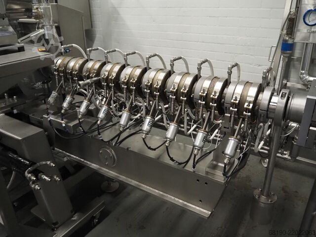 Twin-screw extruder Clextral Evolum EV032 M