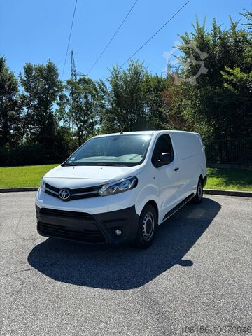 Compact van toyota proace