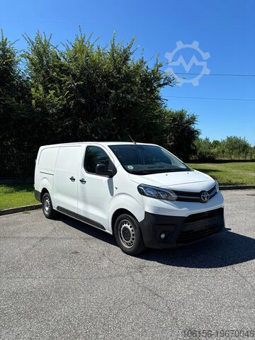 Compact van toyota proace