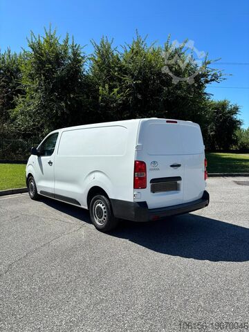 Compact van toyota proace