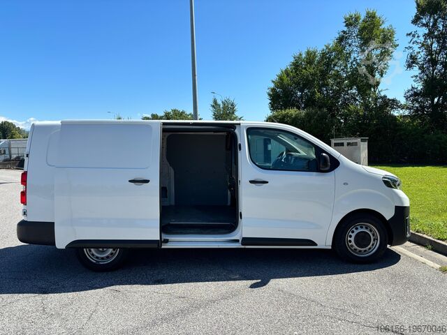 Compact van toyota proace