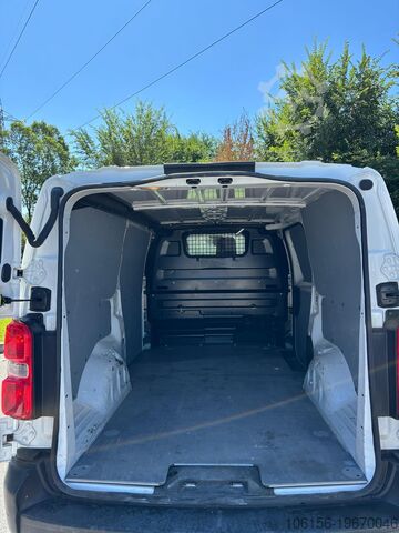 Compact van toyota proace