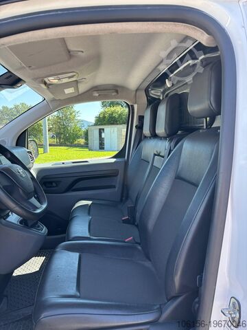 Compact van toyota proace