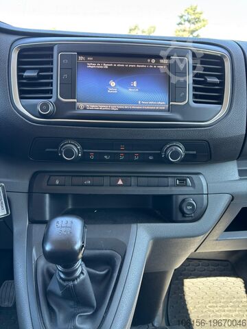Compact van toyota proace