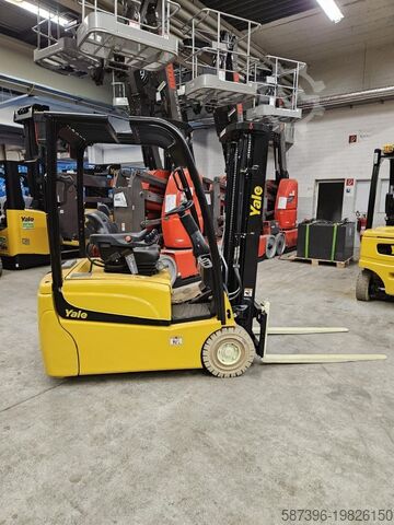 Electric 3-wheel forklift Yale ERP15VT SWB