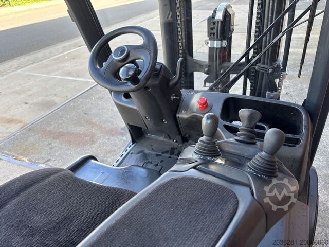 Electric 3-wheel forklift Linde E18L-02