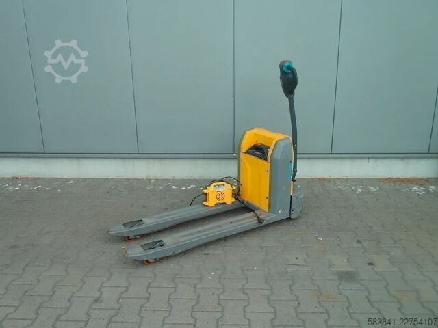 Electric low-lift pallet truck JUNGHEINRICH AME 15