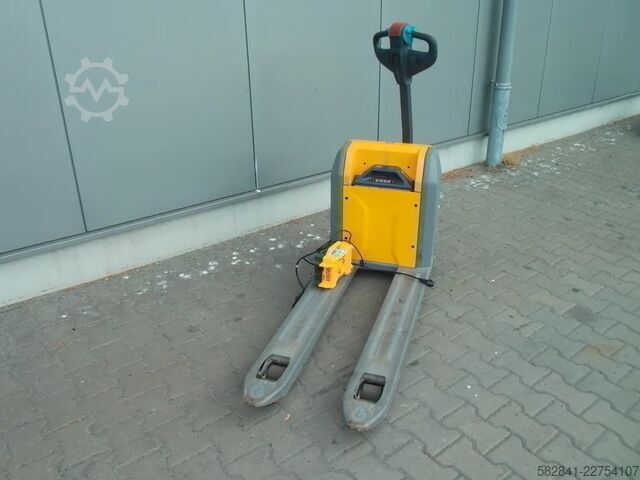 Electric low-lift pallet truck JUNGHEINRICH AME 15