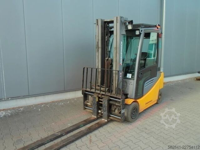 Electric 4-wheel forklift JUNGHEINRICH EFG 320