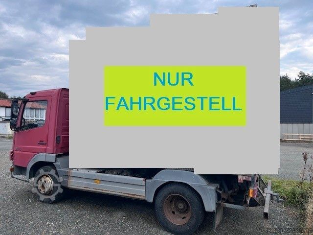 Transporter Fahrgestell MERCEDES-BENZ 815 Fahrgestell mit AHK