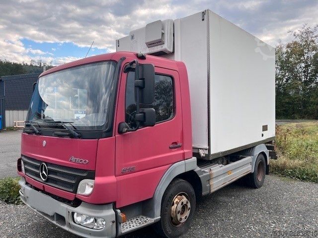 Kühltransporter MERCEDES-BENZ 815 Kühlkoffer Thermoking mit Rohrbahnen