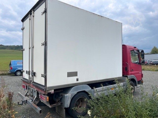 Kühltransporter MERCEDES-BENZ 815 Kühlkoffer Thermoking mit Rohrbahnen