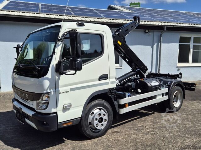 Telehoist load lugger van Fuso Fuso Canter 7C18 City Abrollkipper AHK Kurz