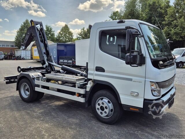 Telehoist load lugger van Fuso Fuso Canter 7C18 City Abrollkipper AHK Kurz