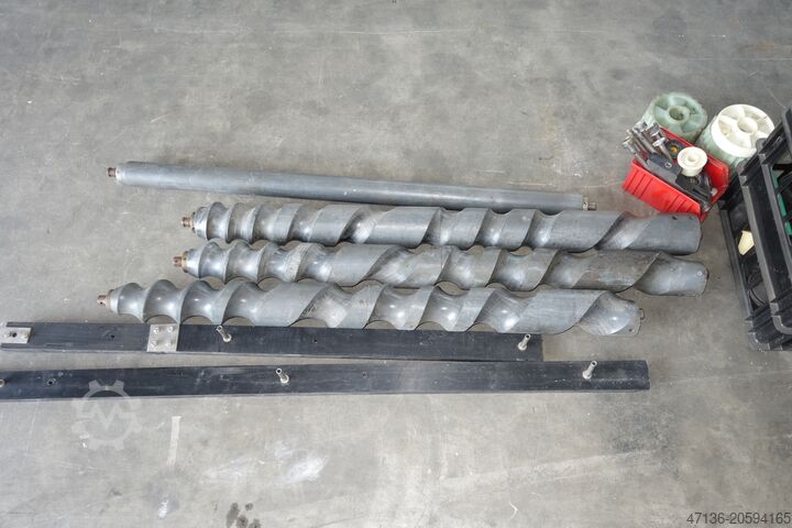 Capsule dispenser and crimper Robino & Galandrino Aufsetzer u. Anfalter