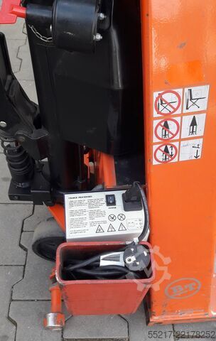 Scissor lift pallet truck BT 