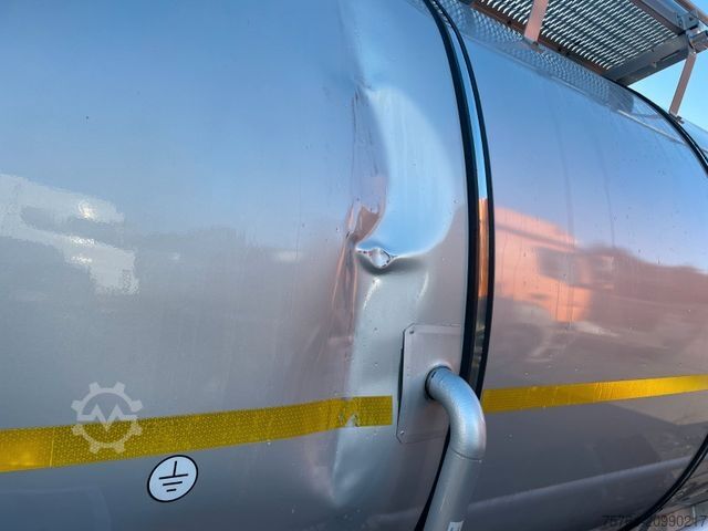 Tanker semitrailer KÄSSBOHRER 32m² V2A Bitumentankauflieger /leicht beschädigt