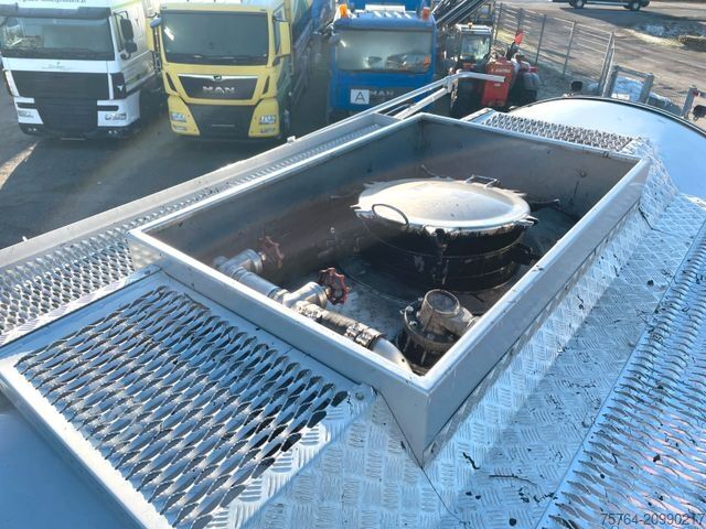 Tanker semitrailer KÄSSBOHRER 32m² V2A Bitumentankauflieger /leicht beschädigt