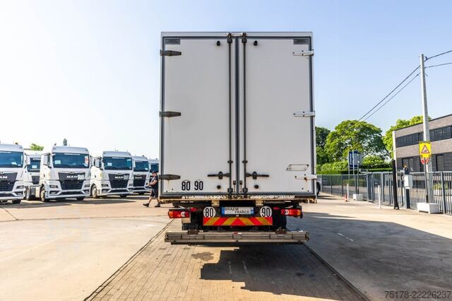 Box body RENAULT D 320+HAYON BAR 2 T.